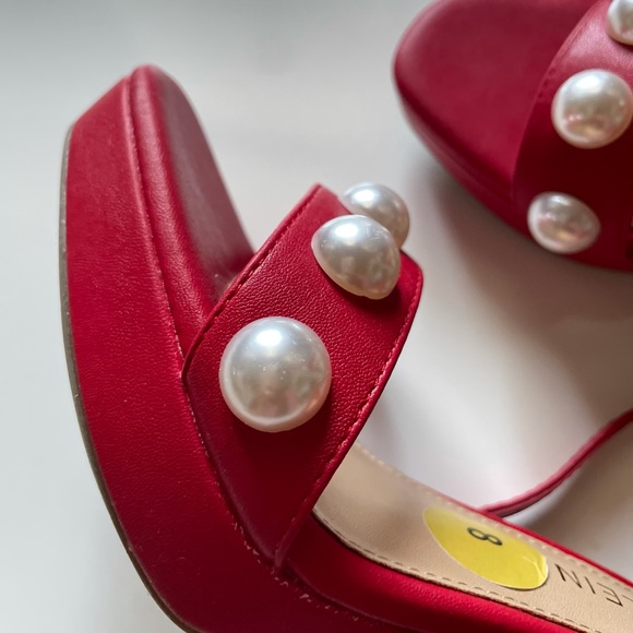 Red Hot Anne Klein Pearl Heels Size 8 - Picture 5 of 8